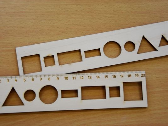 Leseno-ravnilo-z-oblikami-20-cm-gravura-imena-zadnja-stran-trgovina-simetris Leseno-ravnilo-z-oblikami-20-cm-gravura-imena-zadnja-stran-trgovina-simetris