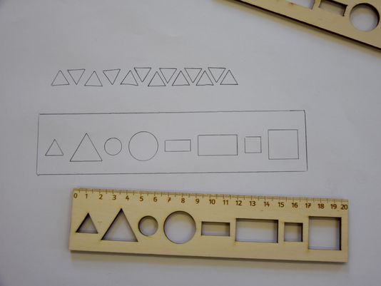 Leseno-ravnilo-z-oblikami-20-cm-izris-oblik-trgovina-simetris Leseno-ravnilo-z-oblikami-20-cm-izris-oblik-trgovina-simetris