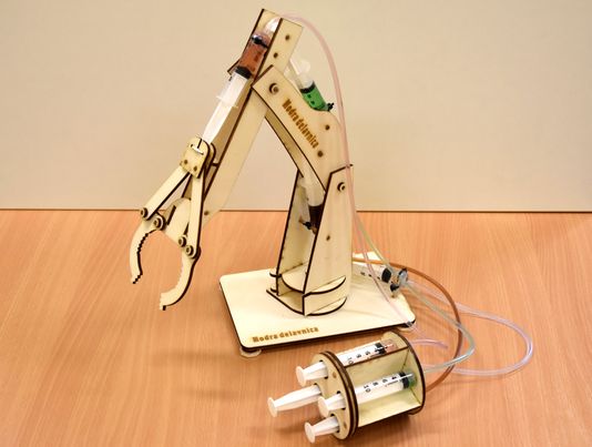 lesena-hidravlična-robotska-roka-kit-verzija-hidravlika-trgovina-simetris-modra-delavnica lesena-hidravlična-robotska-roka-kit-verzija-hidravlika-trgovina-simetris-modra-delavnica