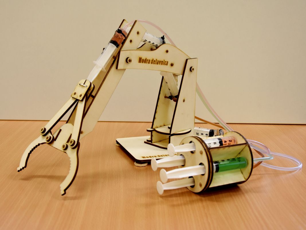 lesena-igraca-hidravlična-robotska-roka-kit-verzija-hidravlika-trgovina-simetris-modra-delavnica lesena-igraca-hidravlična-robotska-roka-kit-verzija-hidravlika-trgovina-simetris-modra-delavnica