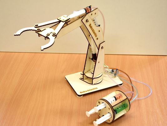 lesena-igraca-za-fante-in-dekleta-hidravlična-robotska-roka-kit-verzija-hidravlika lesena-igraca-za-fante-in-dekleta-hidravlična-robotska-roka-kit-verzija-hidravlika