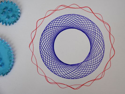 leseni-risalnik-matematicnih-vzorcev-spirograf-vzorec-trgovina-simetris-modra-delavnica leseni-risalnik-matematicnih-vzorcev-spirograf-vzorec-trgovina-simetris-modra-delavnica