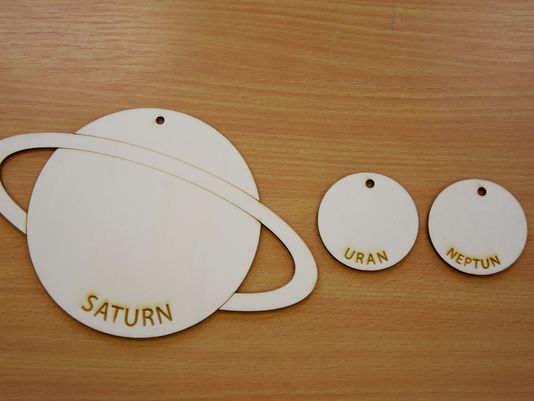 Leseni-planeti-gravirana-imena-za-pobarvati-saturn-uran-neptun-trgovina-simetris Leseni-planeti-gravirana-imena-za-pobarvati-saturn-uran-neptun-trgovina-simetris