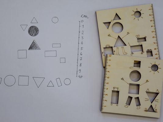 Leseno-ravnilo-solski-motiv-narisane-oblike-natancno-merilo-trgovina-simetris Leseno-ravnilo-solski-motiv-narisane-oblike-natancno-merilo-trgovina-simetris