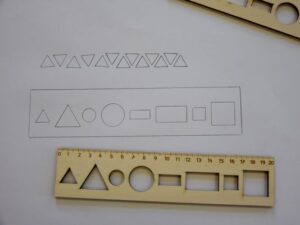 Leseno-ravnilo-z-oblikami-20-cm-izris-oblik-trgovina-simetris