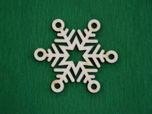snežinka-3-lesena-okrasek-za-smrekico-božična-dekoracija-novoletna-jelka