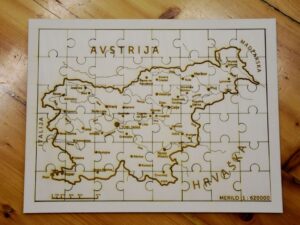 lesena-sestavljanka-zemljevid-slovenije-lesena-podlaga-gravirani-kraji-reke-meja-sosednje-drzave-merilo-0