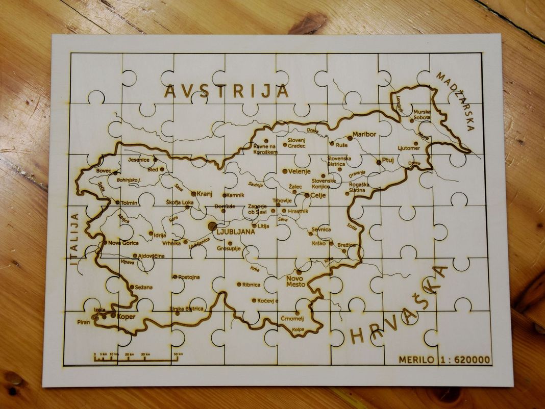 lesena-sestavljanka-zemljevid-slovenije-lesena-podlaga-gravirani-kraji-reke-meja-sosednje-drzave-merilo-0 lesena-sestavljanka-zemljevid-slovenije-lesena-podlaga-gravirani-kraji-reke-meja-sosednje-drzave-merilo-0