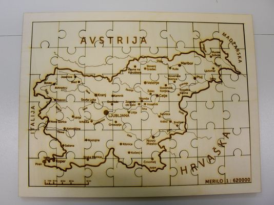 lesena-sestavljanka-zemljevid-slovenije-lesena-podlaga-gravirani-kraji-reke-meja-sosednje-drzave lesena-sestavljanka-zemljevid-slovenije-lesena-podlaga-gravirani-kraji-reke-meja-sosednje-drzave
