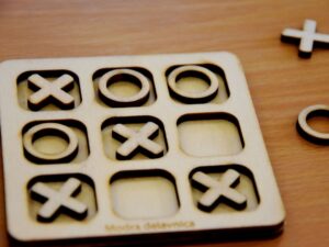 krizec-krogec-lesena-igraca-za-vse-starosti-tic-tac-toe