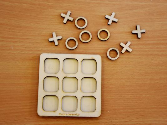 krizec-krogec-lesena-igraca-za-vse-starosti-tic-tac-toe-modra-delavnica-zabava krizec-krogec-lesena-igraca-za-vse-starosti-tic-tac-toe-modra-delavnica-zabava