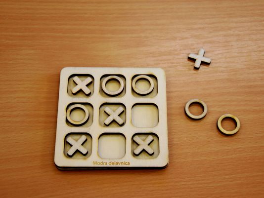 krizec-krogec-lesena-igraca-za-vse-starosti-tic-tac-toe-modra-delavnica-zavod-simetris krizec-krogec-lesena-igraca-za-vse-starosti-tic-tac-toe-modra-delavnica-zavod-simetris