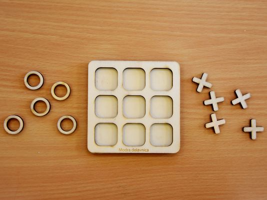 krizec-krogec-lesena-igraca-za-vse-starosti-tic-tac-toe-modra-delavnica krizec-krogec-lesena-igraca-za-vse-starosti-tic-tac-toe-modra-delavnica