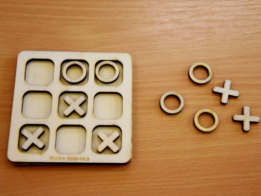 krizec-krogec-lesena-igraca-za-vse-starosti-tic-tac-toe-modra krizec-krogec-lesena-igraca-za-vse-starosti-tic-tac-toe-modra